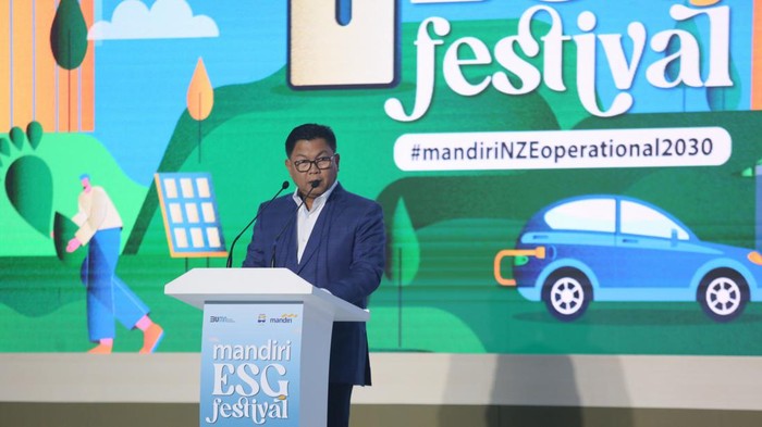 ESG Festival Dukung Praktik Sustainable Banking dan NZE 2060 (Ki-Ka) Dirut Bank Mandiri Darmawan Junaidi, Wamen BUMN II Kartika Wirjoatmodjo dan Komut Bank Mandiri M. Chatib Basri menunjukkan kartu e money daur ulang saat membuka Mandiri ESG Festival di Jakarta, Rabu (12/7/2023). Bank Mandiri terus konsisten mendorong praktik Sustainable Banking untuk mendukung transisi menuju Indonesia Net Zero Emission (NZE) 2060. Pada event ini, Bank Mandiri meluncurkan Kartu Debit dan kartu e-Money daur ulang sebagai wujud komitmen perseroan mencapai target NZE Operations di 2030, serta menuju NZE emisi pembiayaan pada 2060.