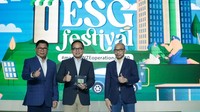 (Ki-Ka) Dirut Bank Mandiri Darmawan Junaidi, Wamen BUMN II Kartika Wirjoatmodjo dan Komut Bank Mandiri M. Chatib Basri menunjukkan kartu e money daur ulang saat membuka Mandiri ESG Festival di Jakarta, Rabu (12/7/2023). 