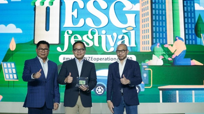(Ki-Ka) Dirut Bank Mandiri Darmawan Junaidi, Wamen BUMN II Kartika Wirjoatmodjo dan Komut Bank Mandiri M. Chatib Basri menunjukkan kartu e money daur ulang saat membuka Mandiri ESG Festival di Jakarta, Rabu (12/7/2023). Bank Mandiri terus konsisten mendorong praktik Sustainable Banking untuk mendukung transisi menuju Indonesia Net Zero Emission (NZE) 2060. Pada event ini, Bank Mandiri meluncurkan Kartu Debit dan kartu e-Money  daur ulang sebagai wujud komitmen perseroan mencapai target NZE Operations di 2030, serta menuju NZE emisi pembiayaan pada 2060.