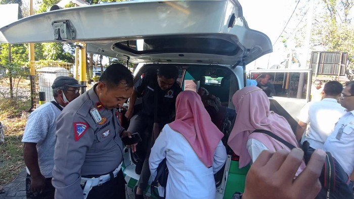 Evakuasi kepala SD yang disrempet kereta di Probolinggo