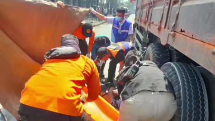 Evakuasi korban terlindas truk di Margomulyo