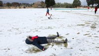Beberapa anak bahkan baru melihat salju untuk pertama kalinya. (REUTERS/Siphiwe Sibeko)  