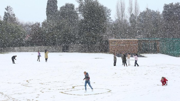 Children play in the snow at Laerskool Orion, a school located in Brackenhurst, a suburb south of Johannesburg in South Africa, July 10, 2023. REUTERS/Siphiwe Sibeko