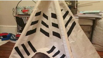 Kalau kucing sekarang tak sekadar main rumah-rumahan. Di dalamnya mesti ada gadget biar betah! (Foto: Boredpanda.com)