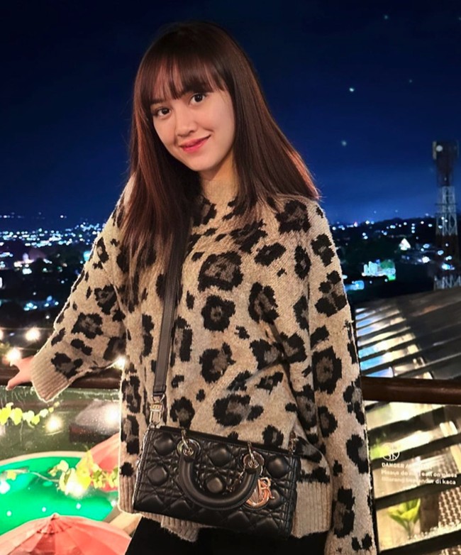 Happy Asmara memiliki wajah manis berkulit putih yang sering bergaya kasual saat sedang tidak berada di panggung untuk bernyanyi. Foto: Instagram @happy_asmara77