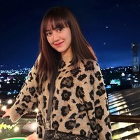 Happy Asmara memiliki wajah manis berkulit putih yang sering bergaya kasual saat sedang tidak berada di panggung untuk bernyanyi. Foto: Instagram @happy_asmara77