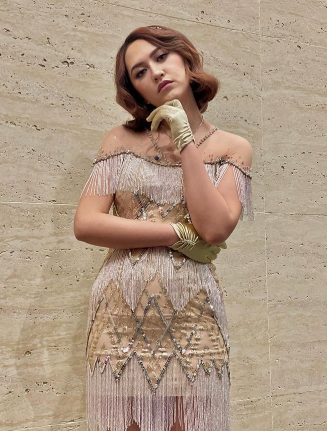 Happy Asmara kemudian menjadi perbincangan setelah Denny Caknan resmi menikahi Bella Bonita. Pasalnya, ia merilis lagu berjudul Sadar Posisi mengenai perasaan seseorang yang ditinggal menikah tepat satu hari sebelum hari pernikahan Denny Caknan dan Bella Bonita. Foto: Instagram @happy_asmara77