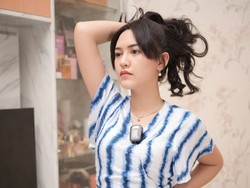 8 Potret Pesona Happy Asmara yang Dibandingkan dengan Istri Denny Caknan