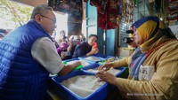 Berdasarkan hasil pantauan hari ini, tercatat harga beras medium Rp11.500/kg, beras premium Rp14.000/kg, gula pasir Rp13.500/kg, minyak goreng curah Rp13.500/liter, minyak goreng MINYAKITA Rp14.500/liter, minyak goreng kemasan premium Rp18.000/liter, daging sapi Rp130.000/kg, bawang merah Rp35.000/kg, tepung terigu Rp13.000/kg, cabai merah keriting Rp30.000/kg, cabai merah besar Rp40.000/kg, bawang putih kating Rp44.000/kg, dan bawang putih honan Rp40.000/kg.