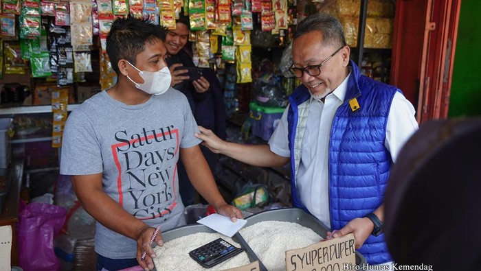 Mendag Zulhas meninjau ketersediaan stok dan stabilitas harga bapok di Pasar Malangjiwan Colomadu, Karanganyar, Jawa Tengah, Rabu (12/7/2023).