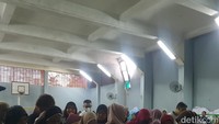 Tak hanya mengantar dan melepaskan siswa di jenjang SMP, orang tua juga diharuskan untuk memenuhi berkas tambahan PPDB seperti formulir lapor diri dan fotokopi akte kelahiran serta kartu keluarga. Foto: Devita Savitri/detikEdu