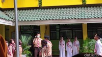 Pada kegiatan tersebut berlangsung pula penyerahan atribut secara simbolis kepada peserta didik baru yakni name tag siswa yang harus digunakan selama kegiatan MPLS berlangsung. Name tag harus diisi nama, kelas, dan foto siswa. Foto: Devita Savitri/detikEdu