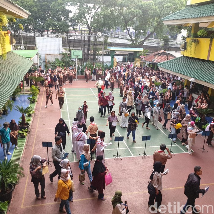 Hari pertama sekolah dan MPLS di SMP 43 Jakarta Hari pertama sekolah dan MPLS di SMP 43 Jakarta
