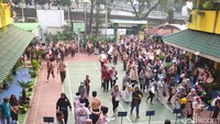Peserta didik baru yang berhasil diterima di SMPN 43 Jakarta sudah mulai memadati sekolah sejak pukul 06.00 WIB. Peserta diantar secara langsung oleh orang tua siswa. Foto: Devita Savitri/detikEdu