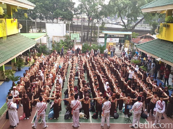 hari pertama sekolah di SMPN 43 Jakarta