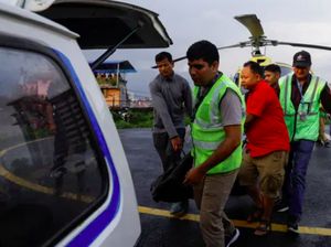Proses Evakuasi Korban Helikopter Jatuh di Gunung Everest
