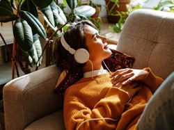 Jangan Keseringan Pakai Headset, Ada Efek Sampingnya!