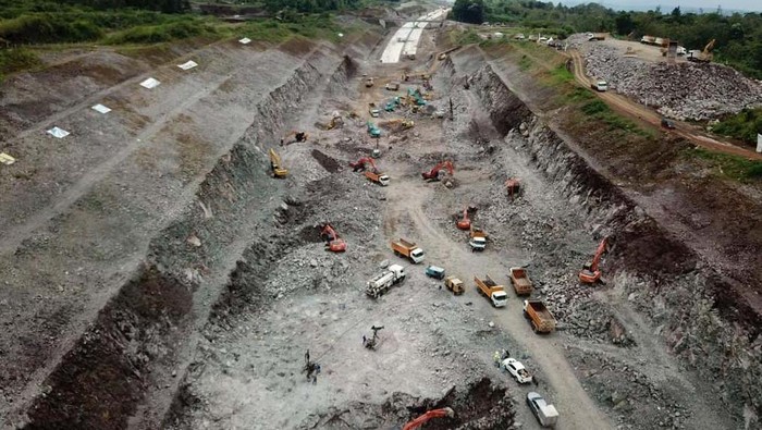 Presiden Joko Widodo (Jokowi) meresmikan Tol Cisumdawu (Cileunyi-Sumedang-Dawuan) pada 11 Juli 2023. Ini sejarah pembangunannya.