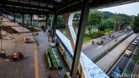 JPM Dukuh Atas ini dibangun membentang di atas Sungai Ciliwung di Kanal Banjir Barat (KBB).  