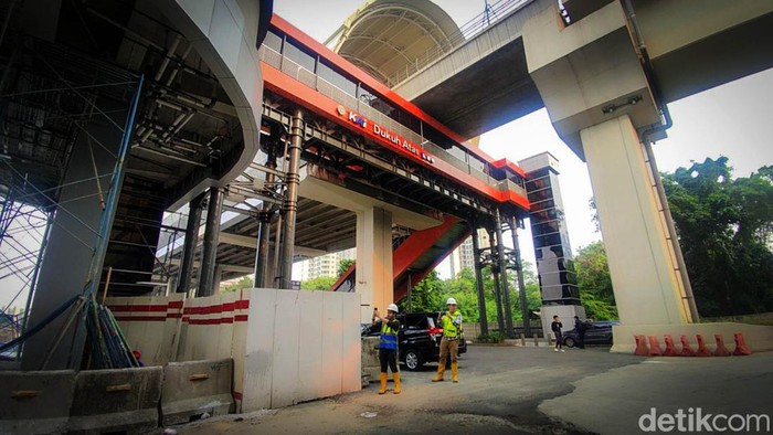 Intip Progres Jembatan Megah Dukuh Atas yang Bakal Kelar 31 Juli Proyek jembatan penyeberangan multiguna (JPM) Dukuh Atas, Jakarta tengah dikebut dan ditargetkan rampung 31 Juli 2023. Yuk, intip progresnya.