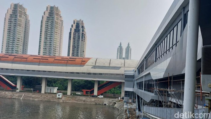 Jembatan Penyeberangan Multiguna (JPM) Dukuh Atas