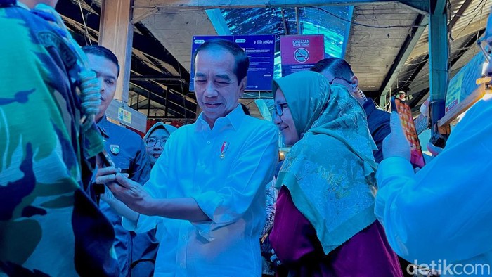 Jokowi di Pasar Cihapit Bandung.