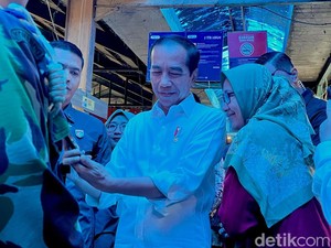 Kunjungi Pasar Cihapit Bandung, Jokowi Disambut Antusias Pedagang