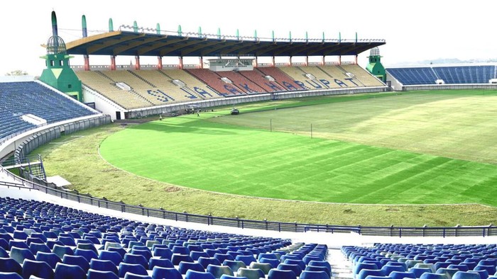 Stadion Si Jalak Harupat (SJH) menjadi salah satu stadion yang direnovasi pemerintah dalam rangka FIFA World Cup U-17 2023. Begini penampakan terbarunya.