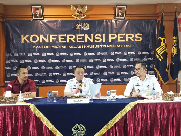 Kadiv Keimigrasian Kanwil Kemenkumham Bali Barron Ichsan saat konferensi pers di Kantor Imigrasi Ngurah Rai, Rabu (12/7/2023). (Foto: Istimewa)