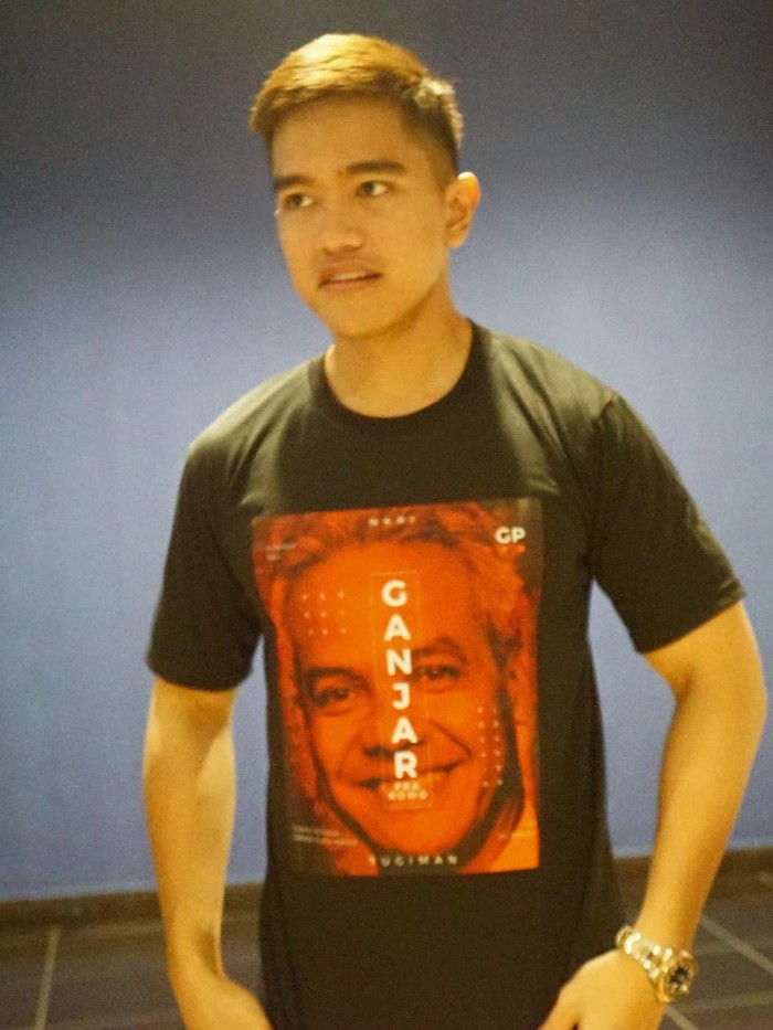 Kaesang Pangarep mengenakan kaus wajah Ganjar Pranowo