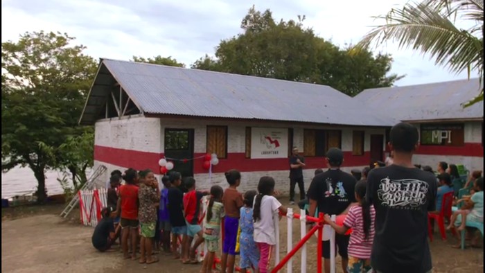Kapolres Larantuka, AKBP I Gde Ngurah Joni, meresmikan Sekolah Balai Cerdas Tanamerah. Sekolah Balai Cerdas ini dikelola oleh Masyarakat Peduli Indonesia (MPI). (dok ist)