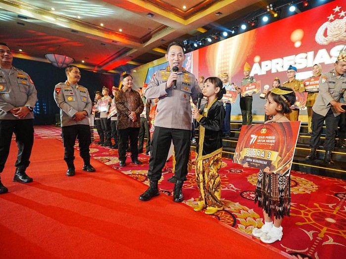 Kapolri Jenderal Listyo Sigit Prabowo memberikan hadiah pada pemenang lomba Kreasi Polri Presisi Untuk Negeri.
