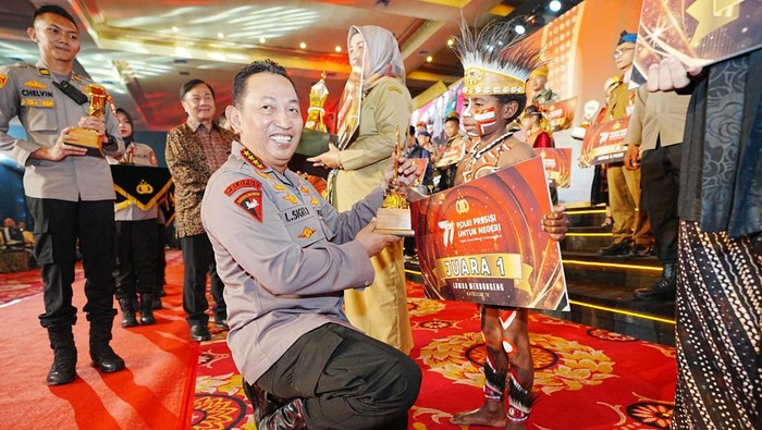 Kapolri Jenderal Listyo Sigit Prabowo memberikan hadiah pada pemenang lomba Kreasi Polri Presisi Untuk Negeri.