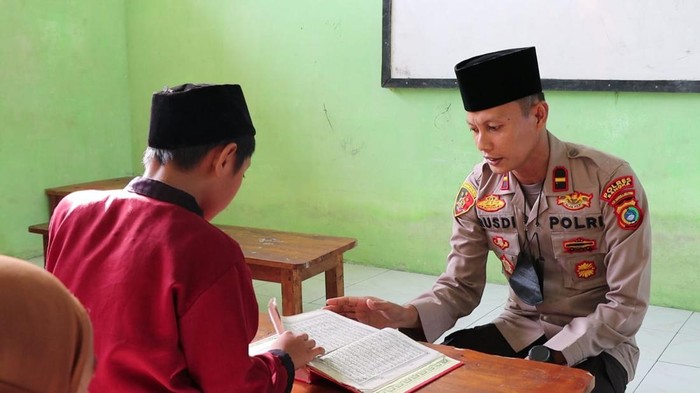 Kapolsek Pemali Ipda Rusdi Yunial mengajar ngaji dan cetuskan program Mabar Quran.