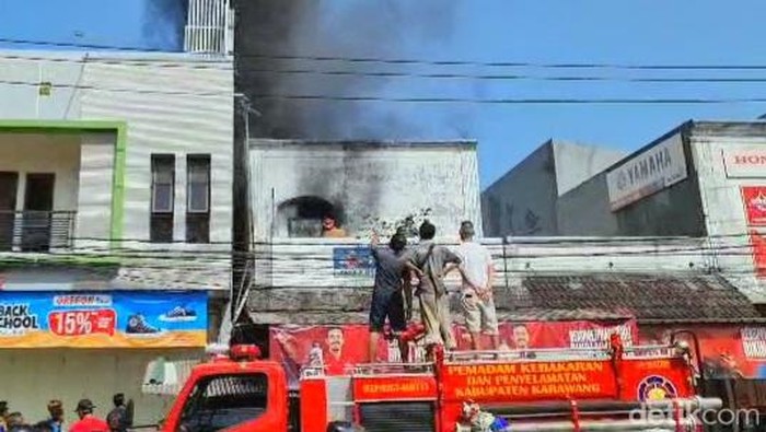Kebakaran bengke sepeda motor di kawasan pertokoan Cikampek, Kabupaten Karawang