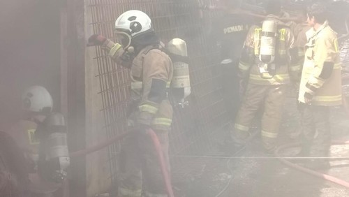 Gudang kabel dan pipa di Jalan Pantai Berawa, Tibubeneng, terbakar. Kerugian materiel diperkirakan mencapai Rp 200 juta.