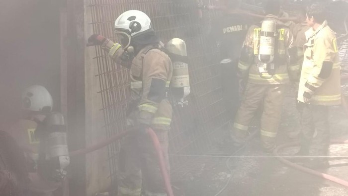 Gudang kabel dan pipa di Jalan Pantai Berawa, Tibubeneng, terbakar. Kerugian materiel diperkirakan mencapai Rp 200 juta.
