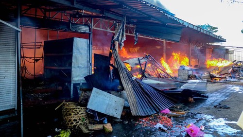 Suasana petugas pemadam kebakaran berupaya memadamkan api di pasar Karang Bongkot Labuapi Lombok Barat, Senin (10/7/2023).