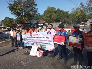 Hati-hati Melintas di Perlintasan KA Cirebon!