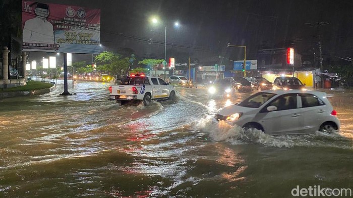 Banjir merendam empat jalan protokol di Kota Kendari, Sulawesi Tenggara (Sultra) usai diguyur hujan lebat kurang lebih 3 jam.
