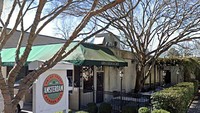 Restoran bernama Amsterdam Cafe ini memiliki konsep unik. Restorannya dibuka pada tahun 1991. Foto: onlyinyourstate.com