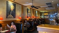 Hal yang membuatnya menjadi unik, restoran ini dipenuhi dengan dekorasi lukisan yang terinspirasi dari pelukis ternama, Vincent Van Gogh. Foto: onlyinyourstate.com