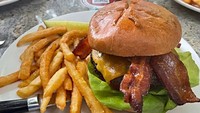Selain konsep restorannya yang menarik, makanan di restoran ini tak kalah enak. Salah satu yang populer adalah hidangan burger bacon dengan kentang goreng ini. Foto: onlyinyourstate.com