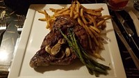 Steak yang juicy ini dilengkapi kentang goreng dan bawang putih goreng. Terlihat enak ya? Foto: onlyinyourstate.com