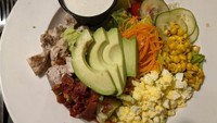 Untuk hidangan yang lebih sehat bisa memesan salad segar ini. Seporsi salad dilengkapi dengan alpukat, telur, wortel, jagung, mentimun, dan ayam. Foto: onlyinyourstate.com