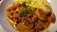 Jangan sampai lewatkan hidangan olahan udang ini. Menjadi salah satu hidangan yang digemari, isiannya udang dengan tambahan scrambled egg. Foto: onlyinyourstate.com