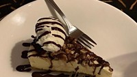Banyak variasi dessert yang bisa dicoba.  Seperti kue manis yang dilengkapi topping es krim vanilla dan siraman saus cokelat. Foto: onlyinyourstate.com