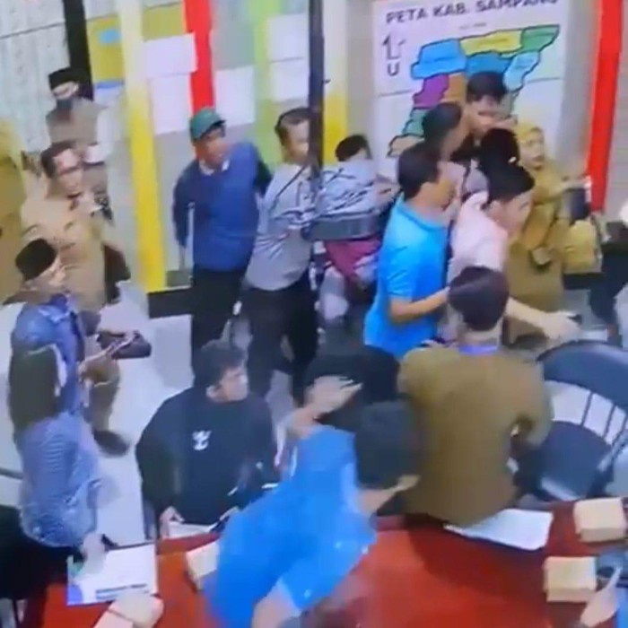 Kericuhan audiensi Dinkes Sampang