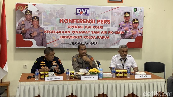 Konferensi pers hasil identifikasi korban pesawat jatuh SAM Air PK-SMW.