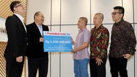 Serah terima klaim dilakukan secara simbolis dan dihadiri oleh Direktur dan Manajemen Panin Dai-ichi Life beserta dengan ahli waris nasabah di Kantor Pusat Panin Dai-ichi Life. Direktur Operasi Panin Dai-ichi Life, Aswin Rooseno didampingi oleh Johan Sutanto selaku Head of Sales Panin Dai-ichi Life secara simbolis menyerahkan klaim kepada ahli waris nasabah yang didampingi oleh Hendry selaku President Agency Manager.